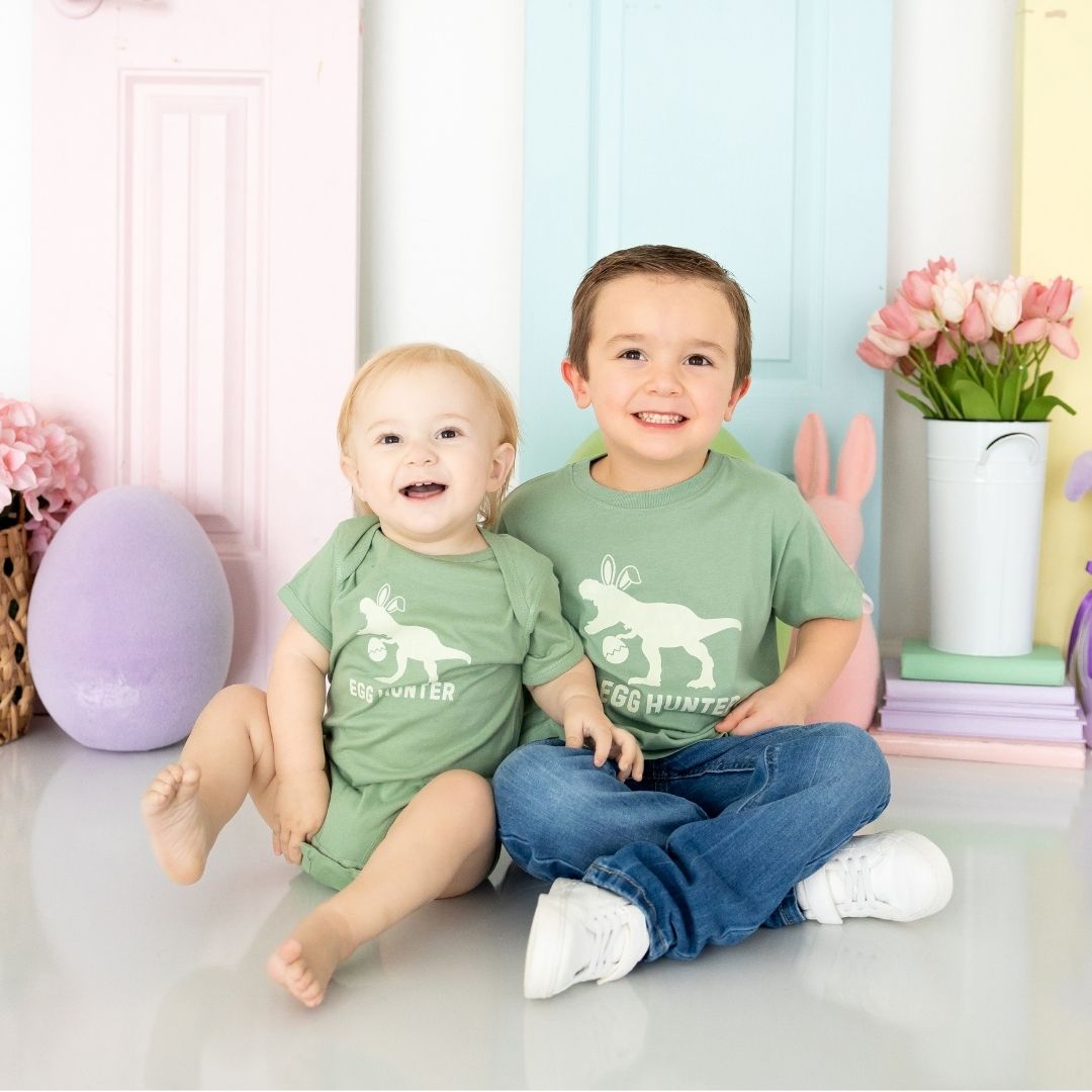 Egg Hunter Easter Short Sleeve T-Shirt - Sage